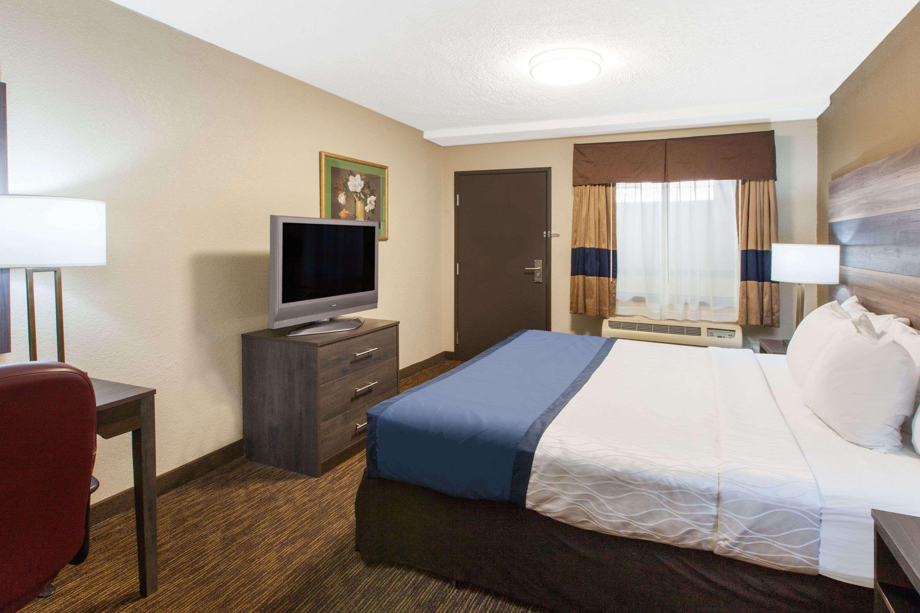 غرفة بسرير مزدوج، Baymont By Wyndham Downtown Detroit 2/6