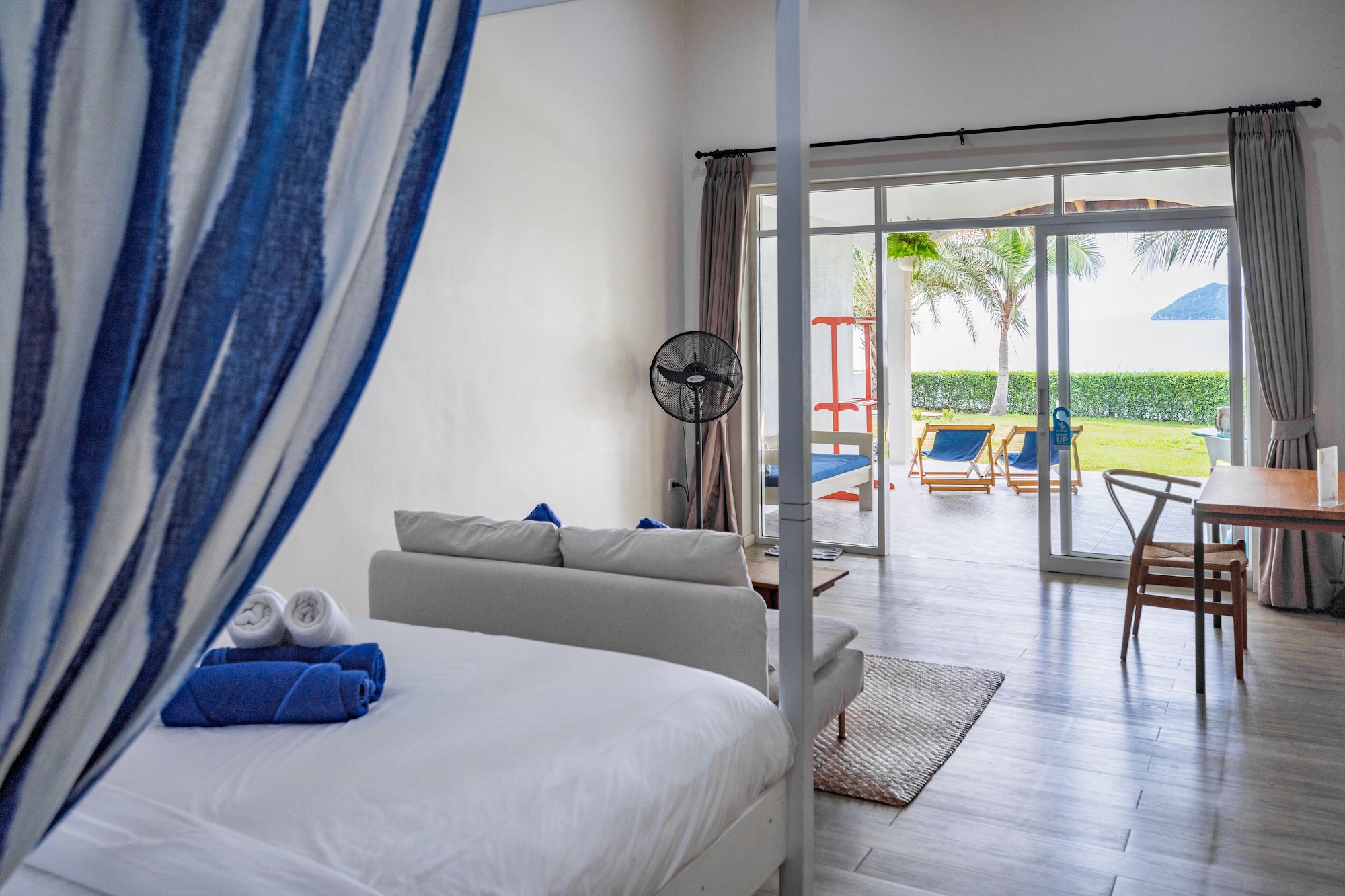 SUPERIOR, BEACH FRONT, PATIO