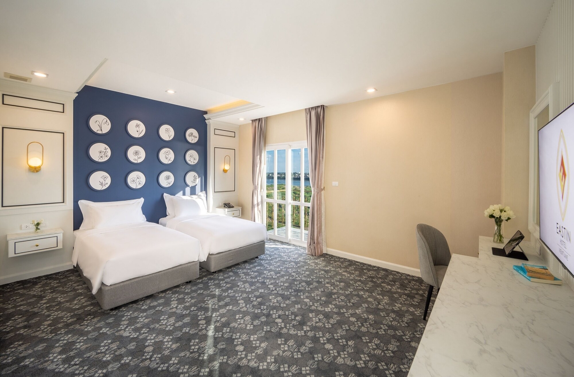DELUXE, RIVER VIEW, BALCONY