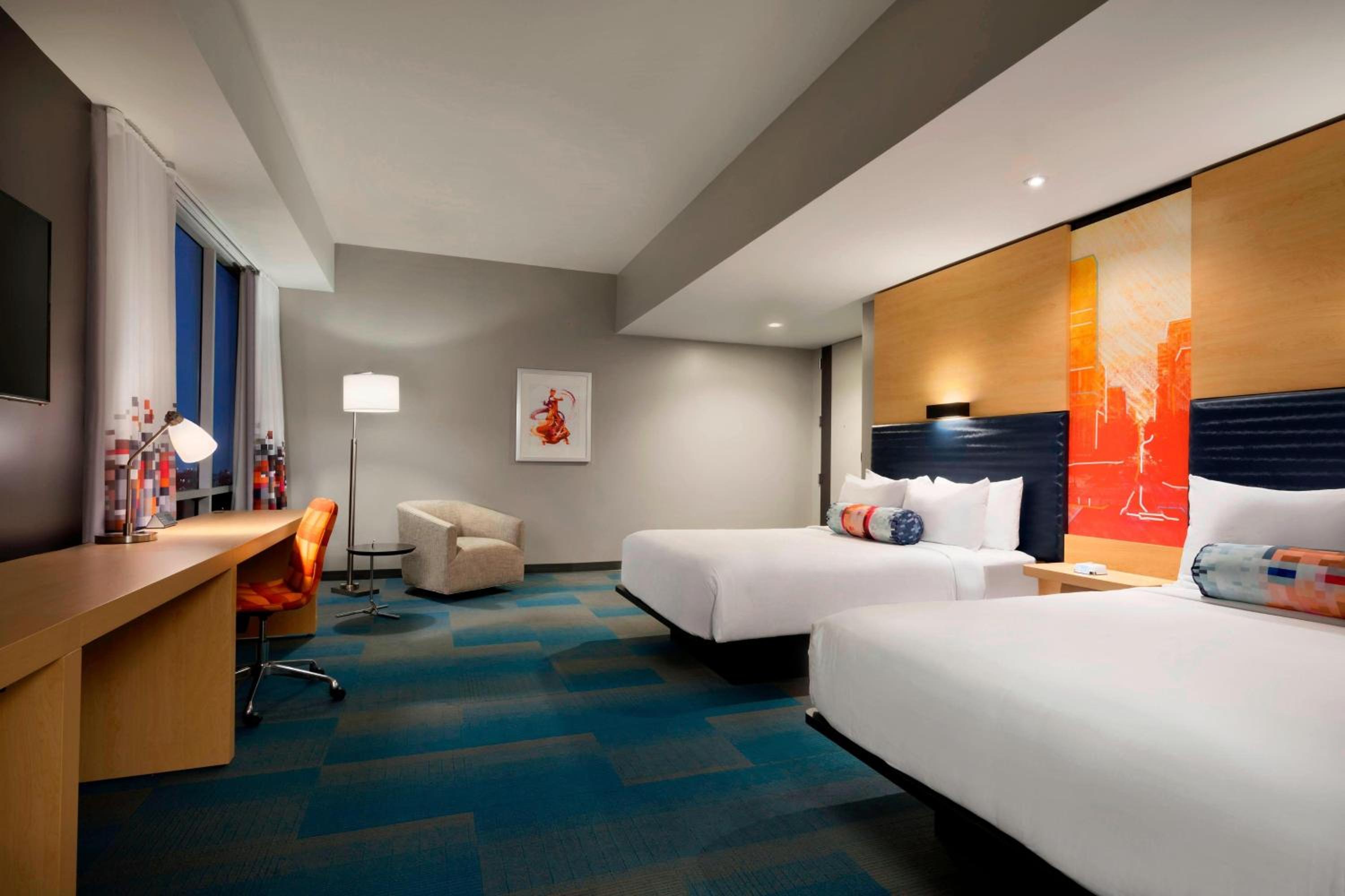 Savvy, Guest Room, 2 Queen Beds, City View, Corner