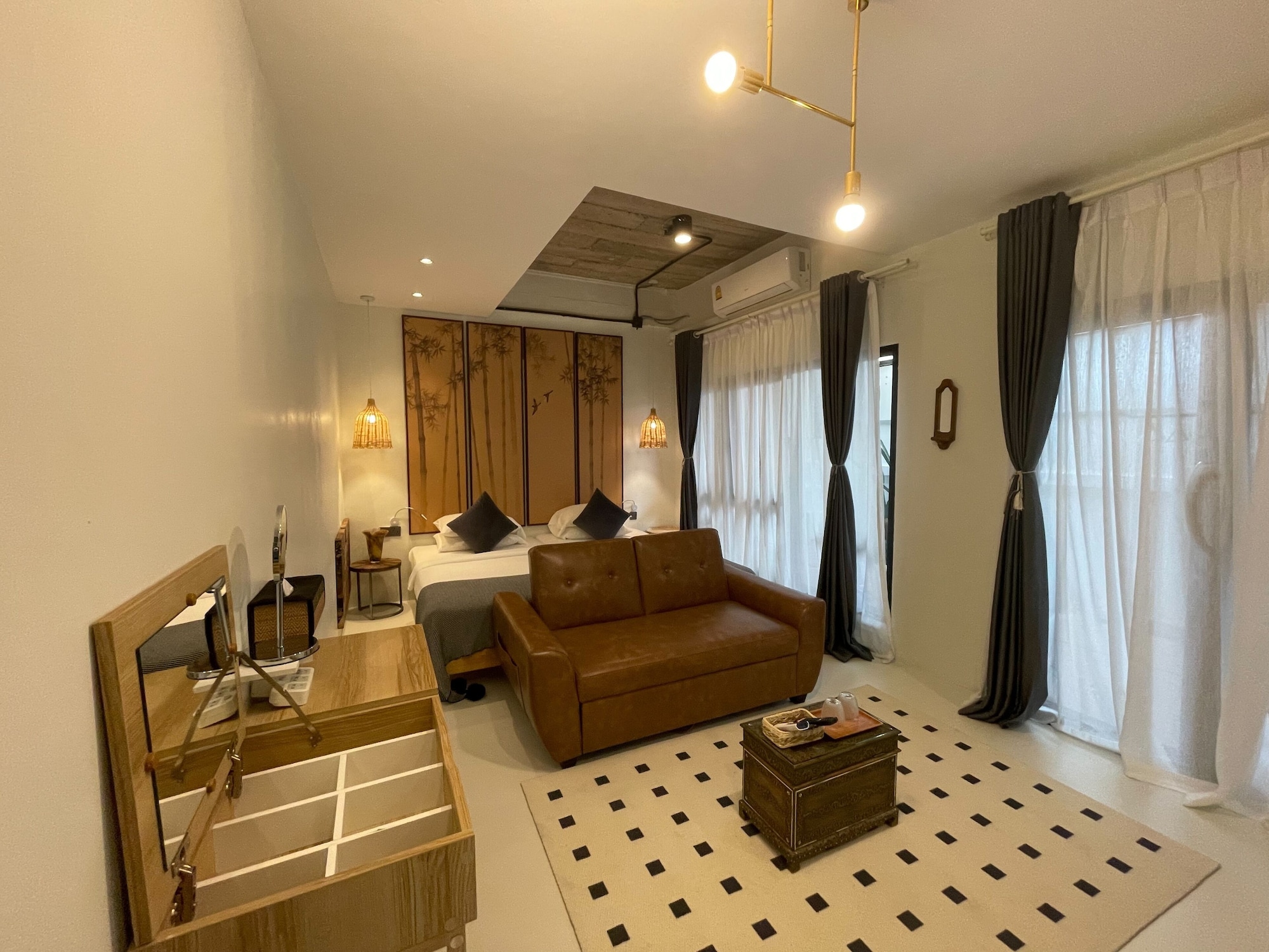 غرفة فاخرة بسرير كينج، Yolo Bangkok Boutique Hotel 2/5