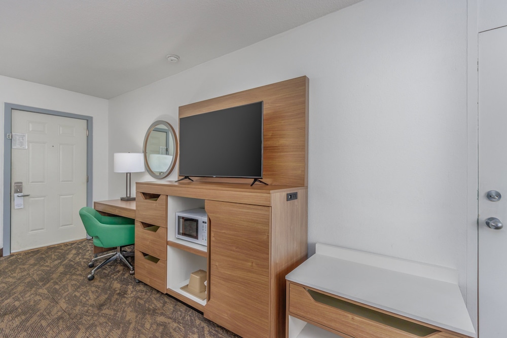 Crossroads Inn & Suites 51/68