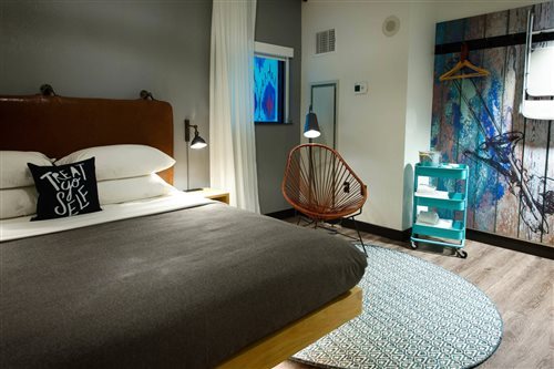 غرفة بسرير كينج، Moxy New Orleans Downtown French Quarter Area 8/8