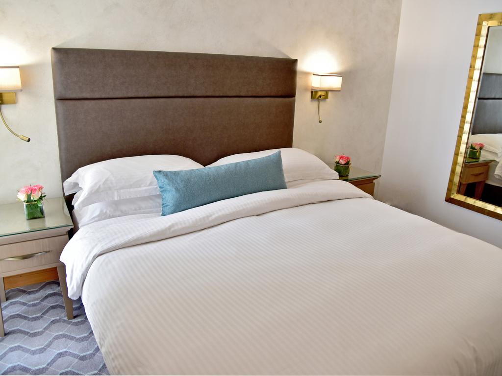 2 Bedrooms, Suite, King and Twin Beds