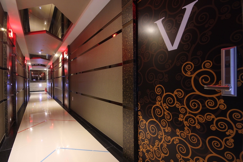 V Hotel 24/44
