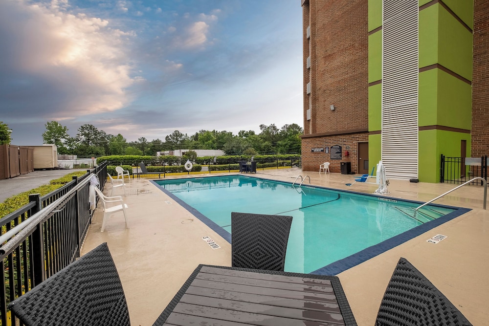 Red Roof Inn and Suites Macon 66/71