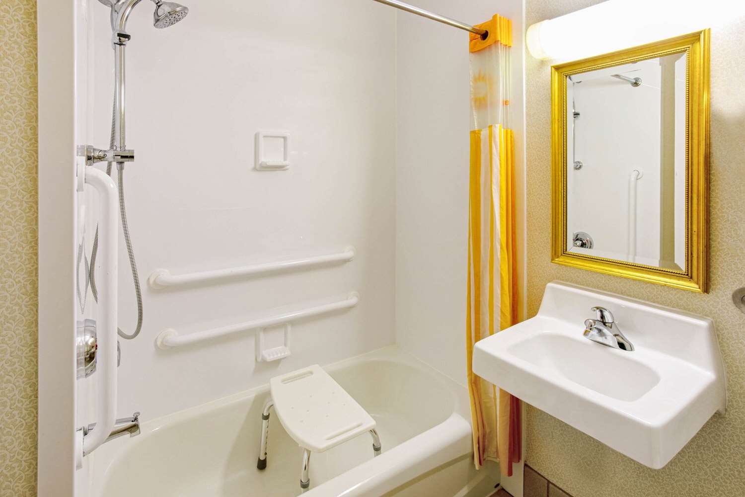 La Quinta Inn & Suites by Wyndham Appleton College Avenue 48/49