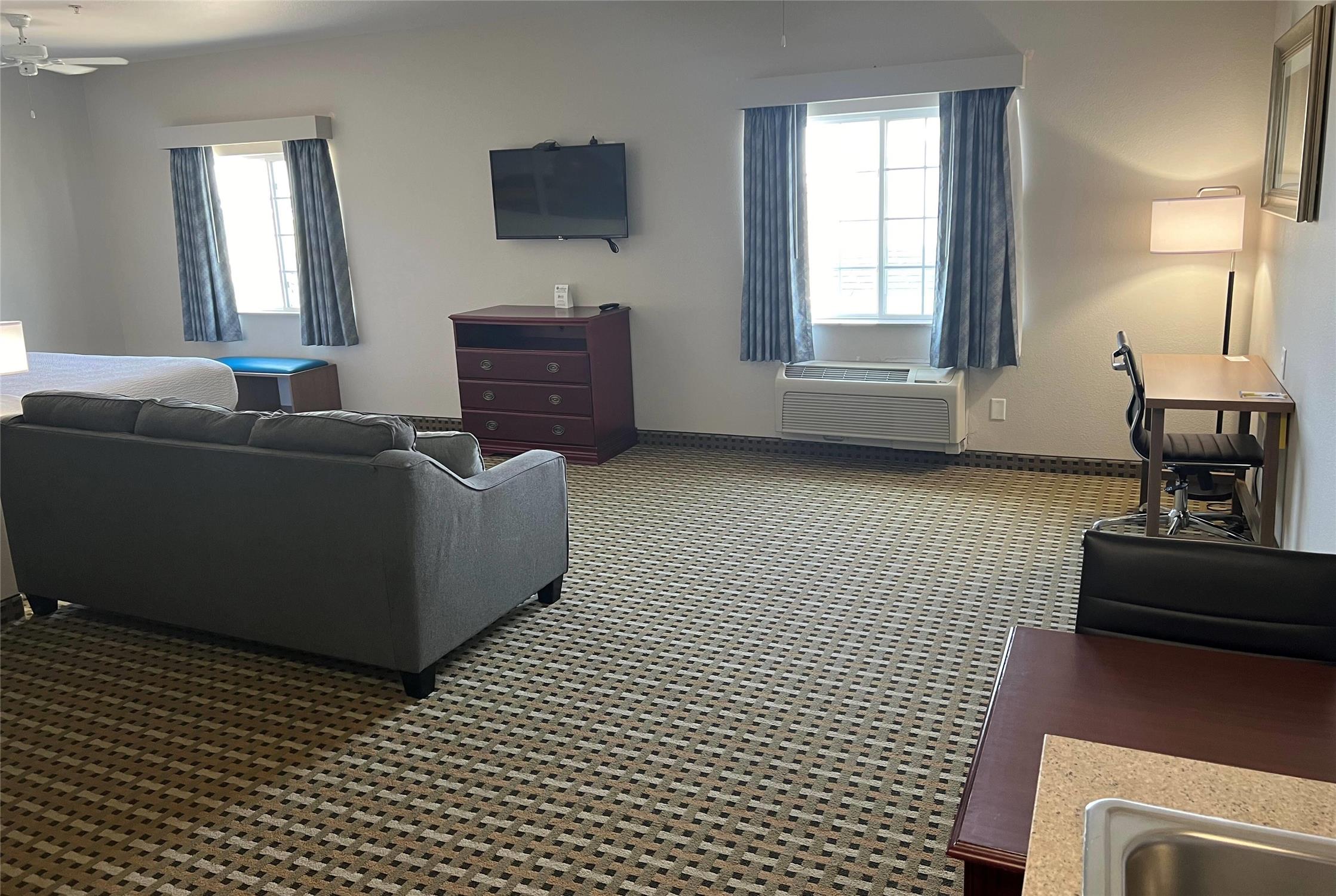 Days Inn & Suites by Wyndham Columbus NE 11/20