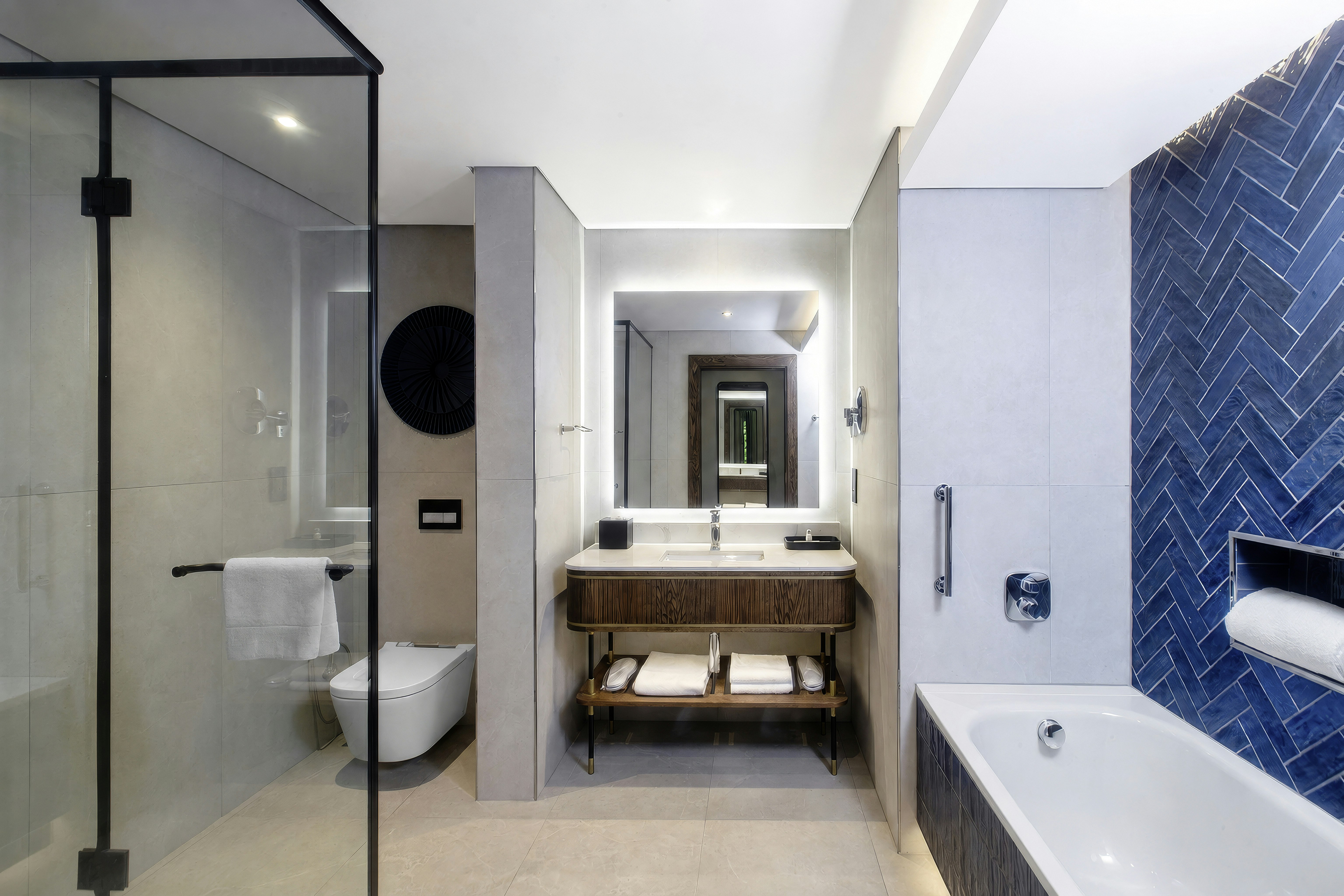 غرفة ديلوكس بسرير كينج مع أريكة، Legend Hotel Lagos Airport Curio Collection By Hilton 7/7