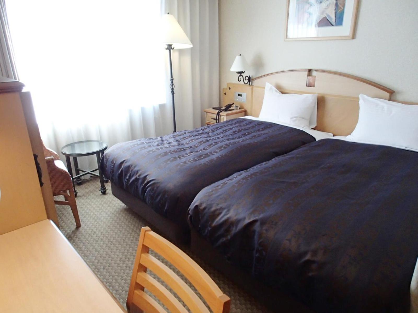 HOLLYWOOD, TWIN BEDS