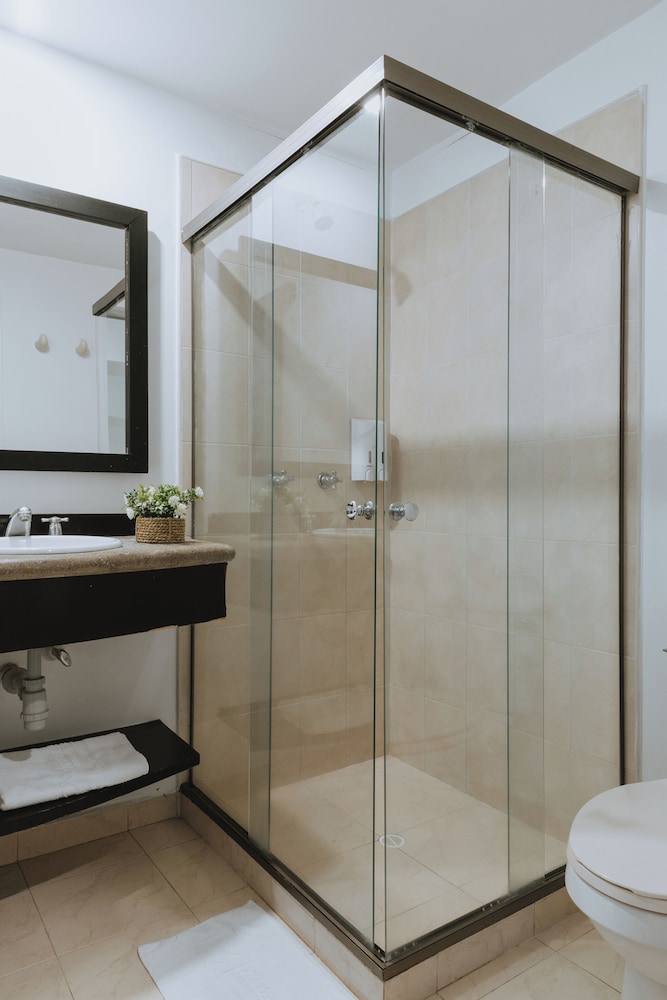 Travelers Orange Suites 16/50
