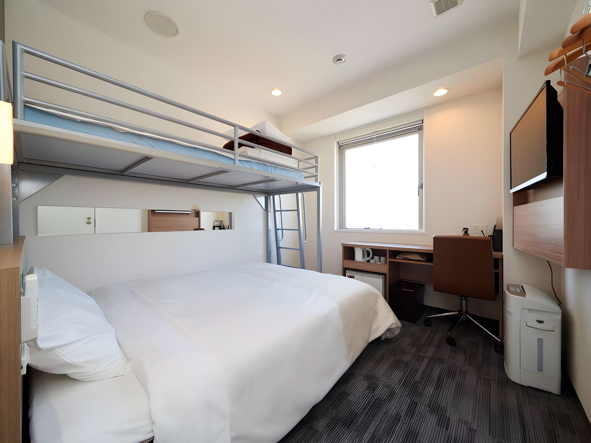 Super, Twin Beds, Smoking