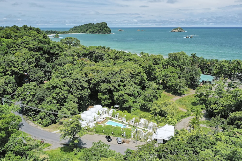 Igloo Beach Lodge 31/36