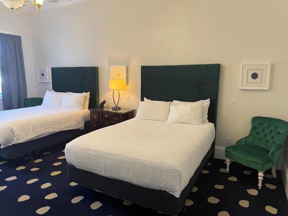 جناح ديلوكس بسريرين كوين، The Sterling Hotel 4/10