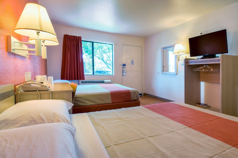 Motel6 Escondido Ca 32/54