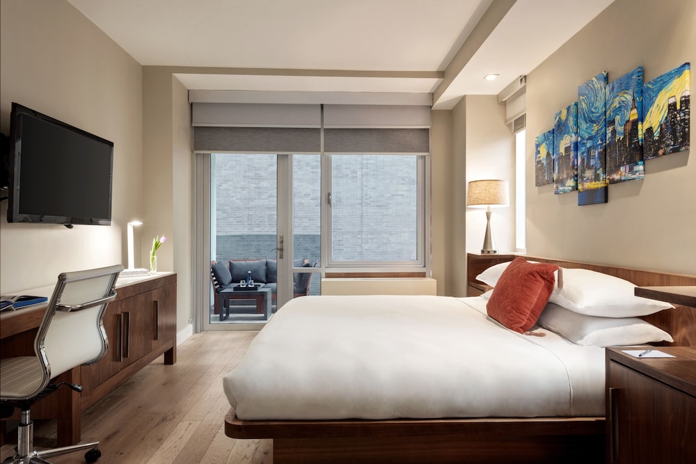 Deluxe, King Bed, Midtown Balcony