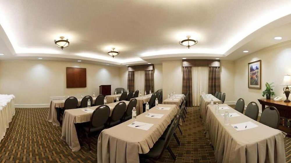 Holiday Inn Express Hotel Suites Waxahachie 70/74