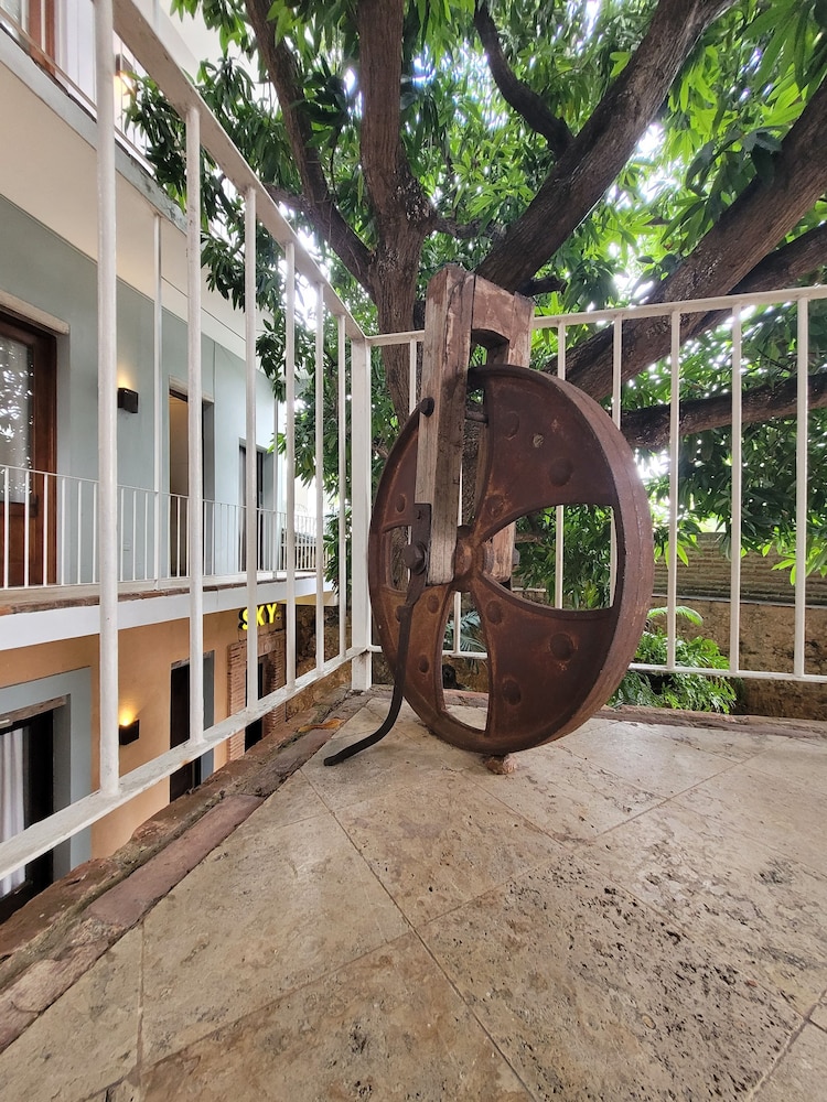 LUCA HOTEL 57/63