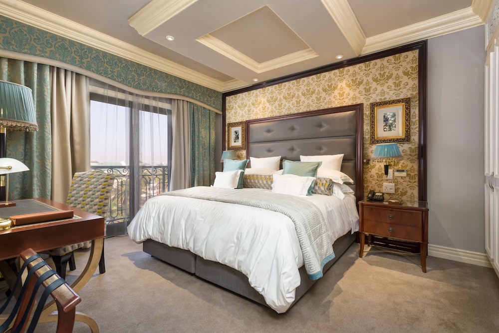 EXECUTIVE, SUITE