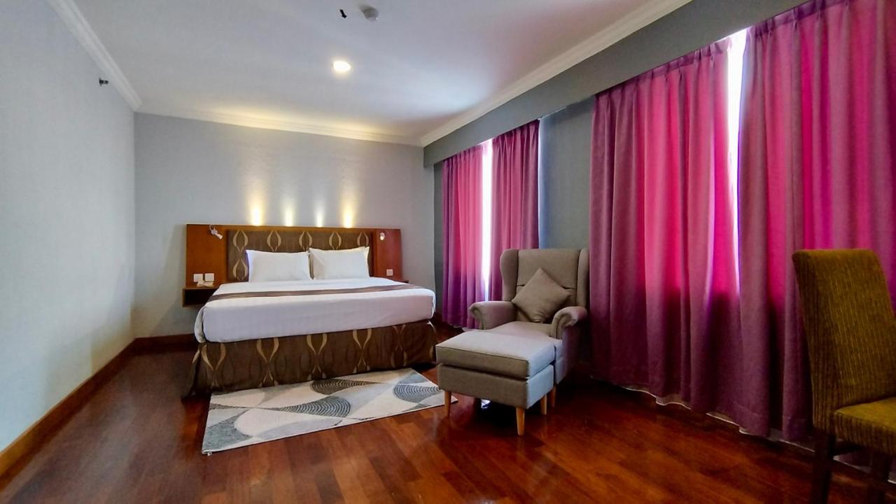JUNIOR SUITE, BATHTUB