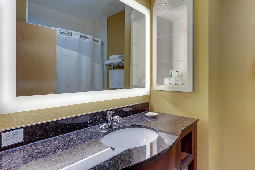 Holiday Inn Express Hotel Suites Richmond 65/67