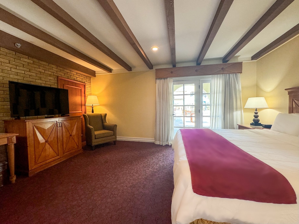 DELUXE, KING BED