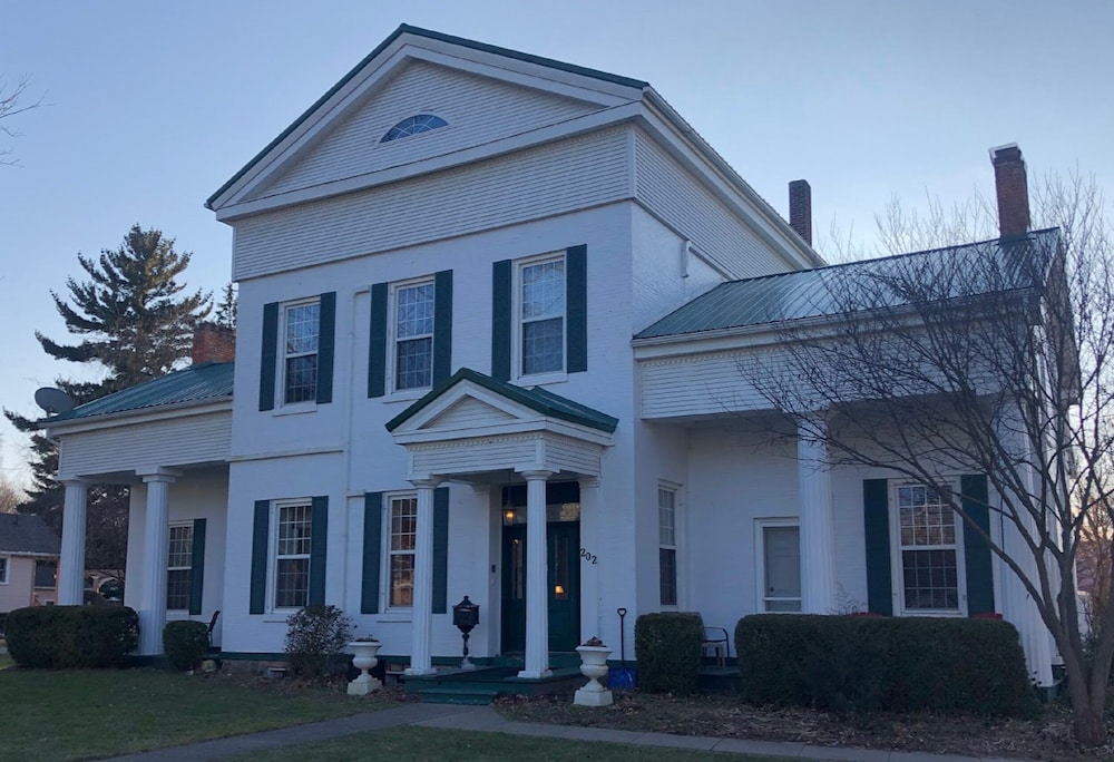 Munro House B And B 2/50