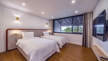 Pool, King and Twin Beds, Bathtub