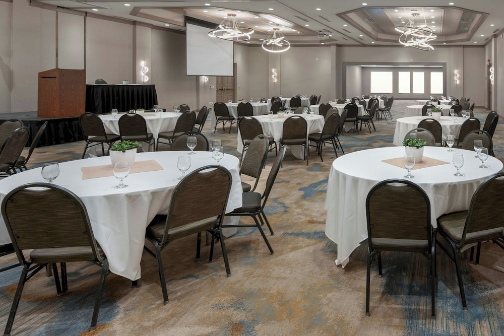 Oshkosh Waterfront Hotel & Conference Center 52/58
