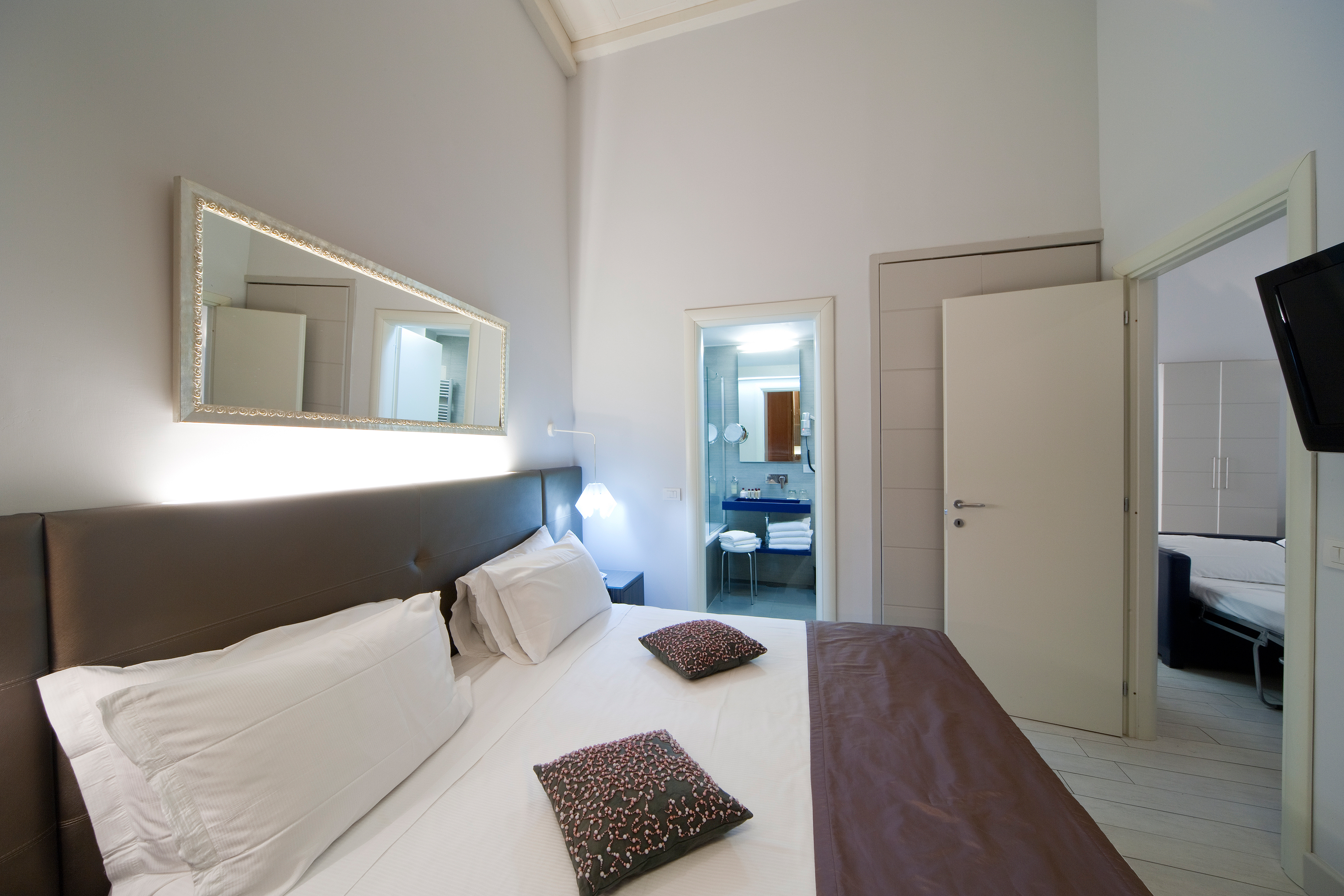 DELUXE, DOUBLE OR TWIN BED
