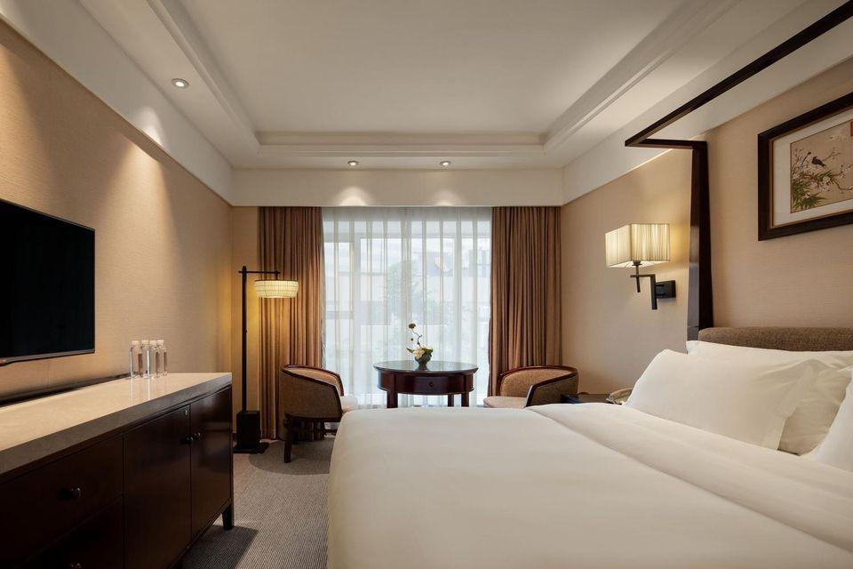 Special, Queen Bed