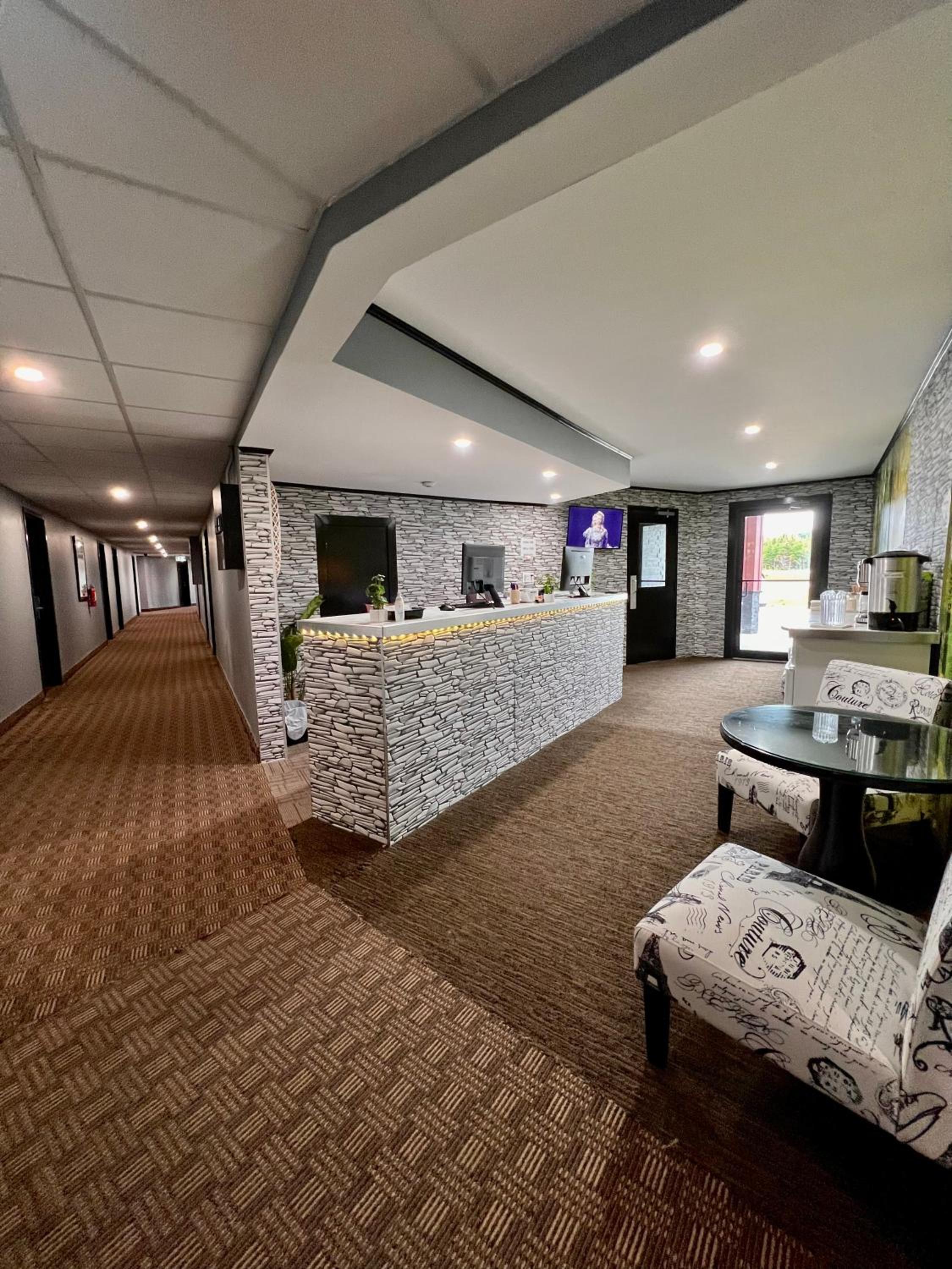 HWY 17 Hotel 10/50