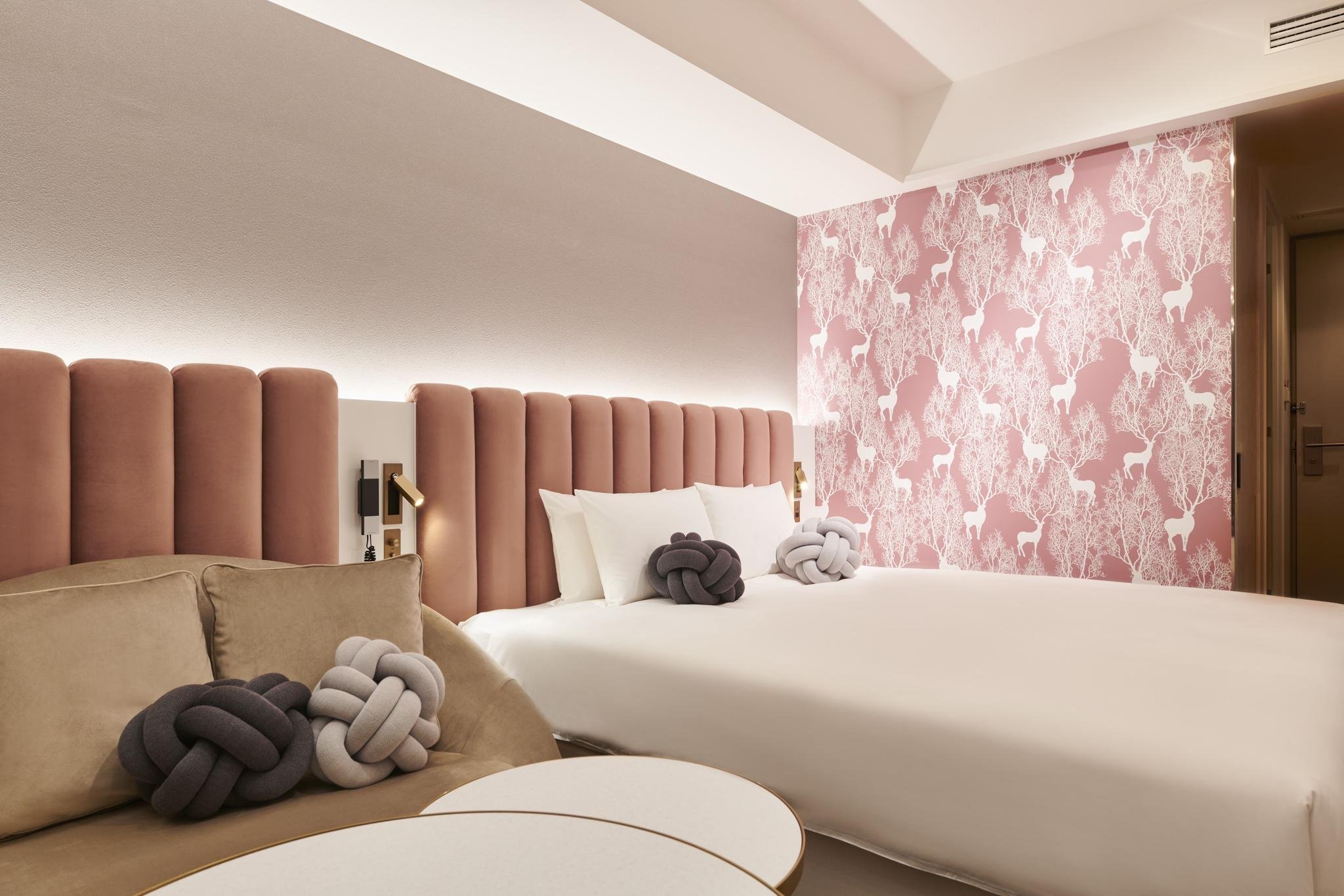 Hip, Double Bed