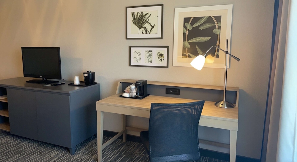 Country Inn & Suites by Radisson, Galena, IL 56/67