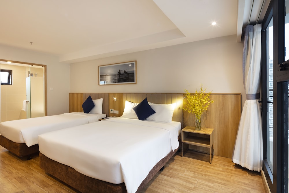 TOWER, EXECUTIVE, DOUBLE OR TWIN BED, BALCONY