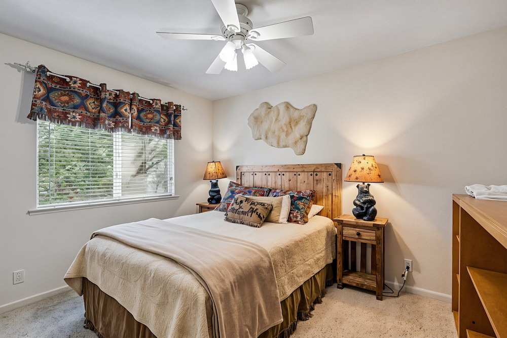 3 Bedrooms, House, 1 King and 2 Queen Beds, Sofa، Star of the Mountain - The Star of Your Vacation by Yosemite Region Resorts 3/9