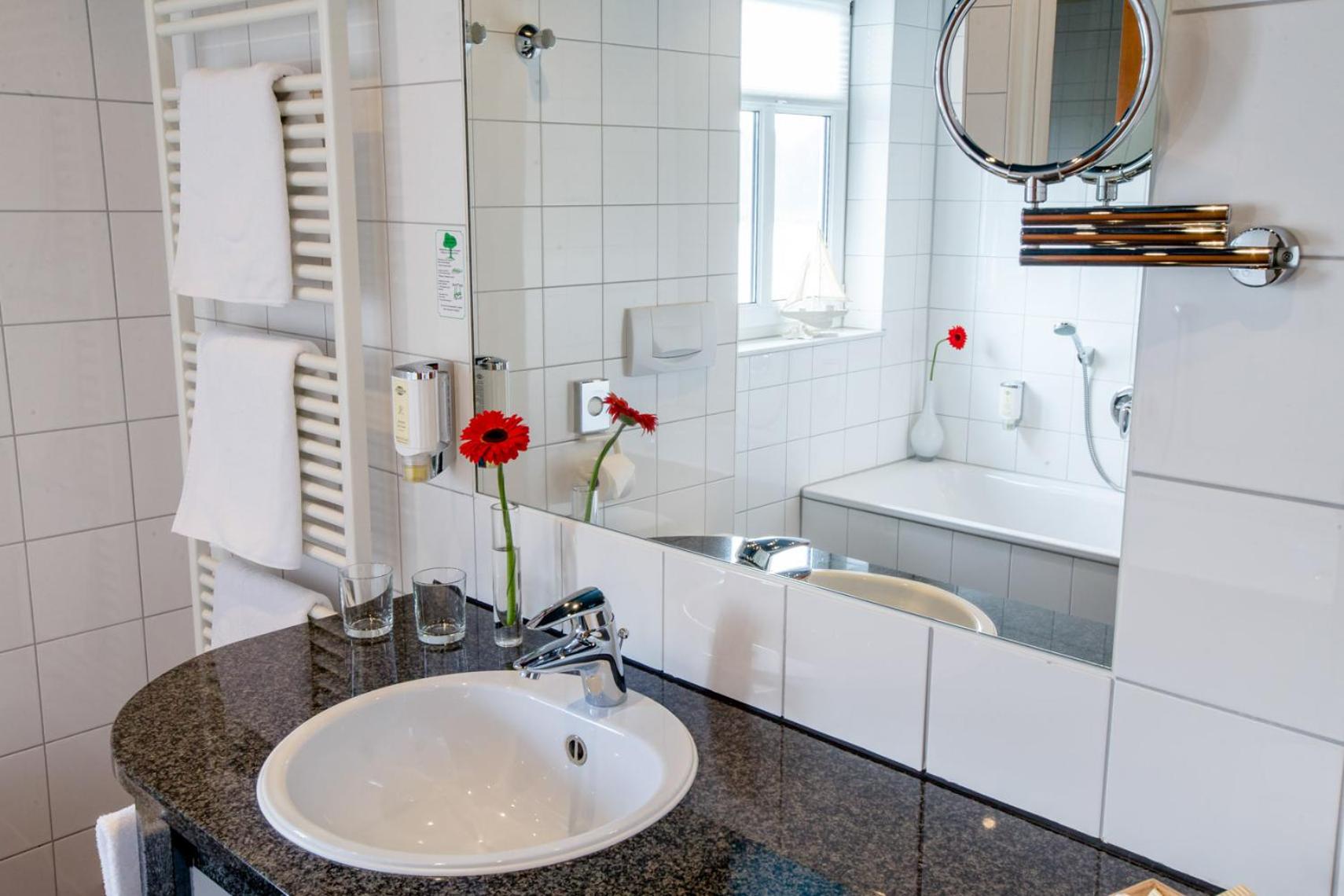 Panorama, Double Bed, Lake View, Seehotel Niedernberg - Das Dorf am See 5/6