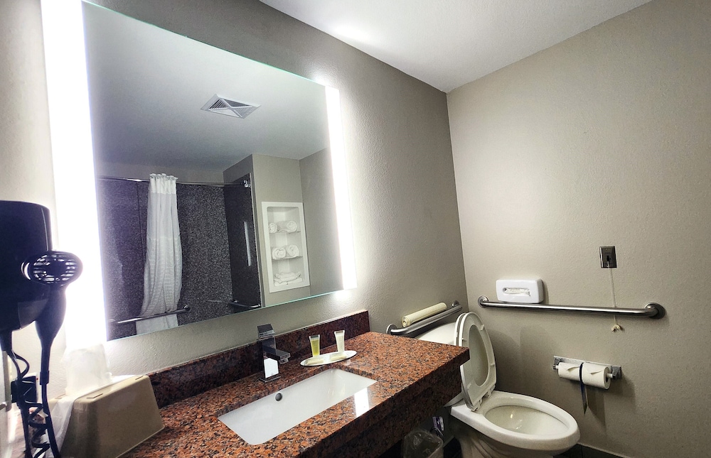 Days Inn & Suites By Wyndham Russellville 31/33