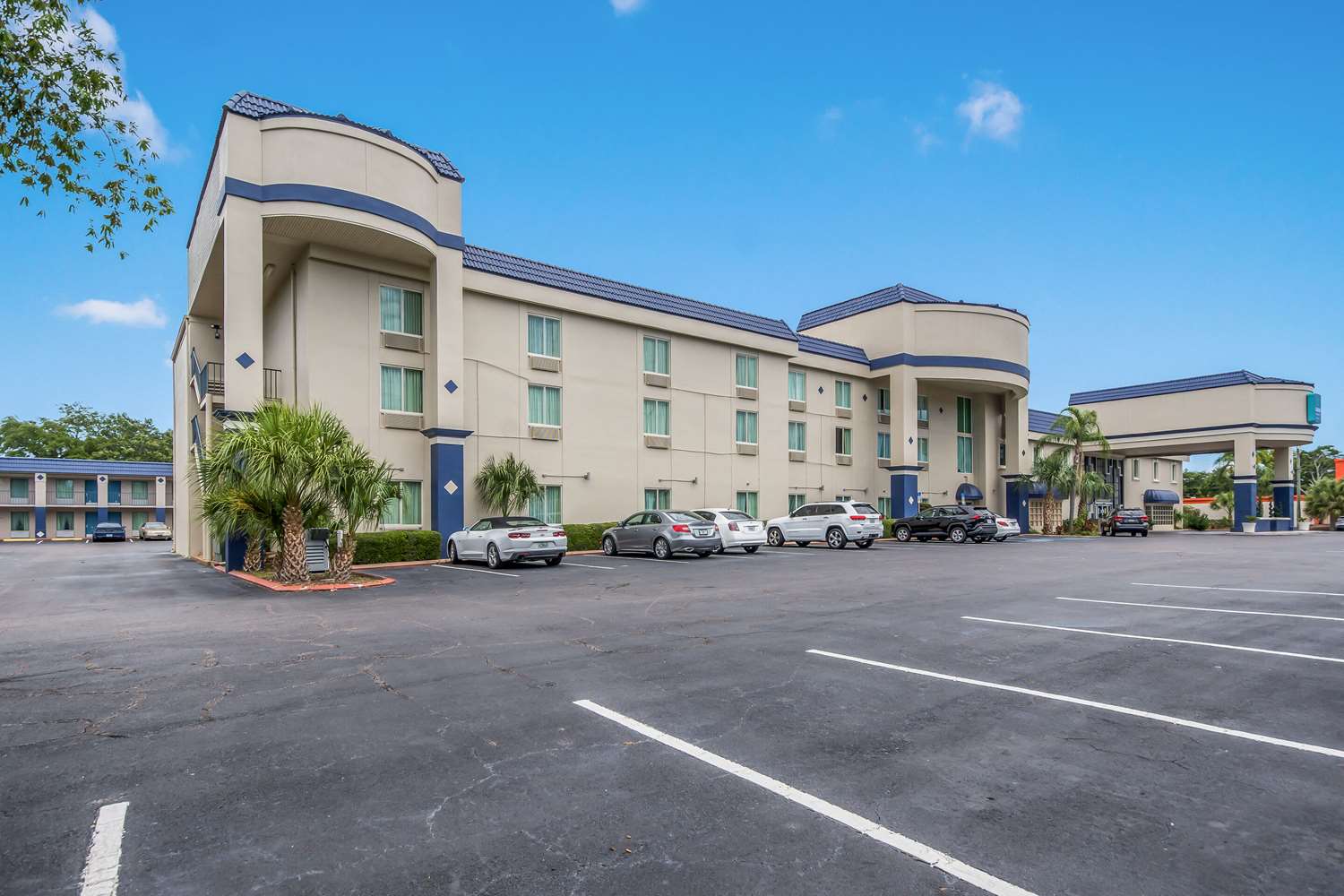 Clarion Inn and Suites Central Clearwater Beach FL 18/23