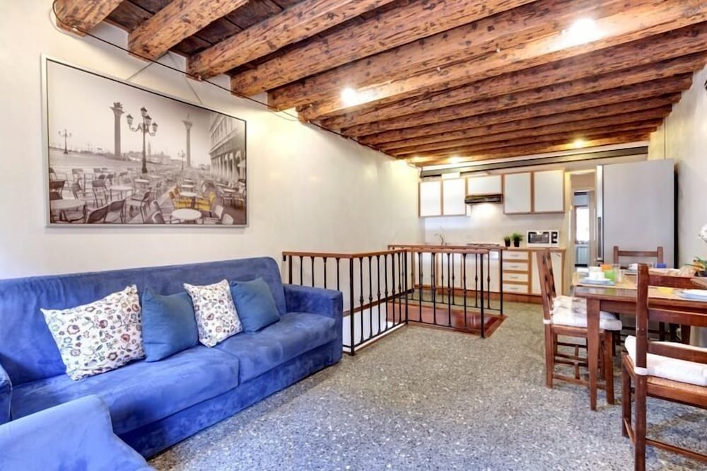 Guggenheim Collection Venice Apartment 7/17