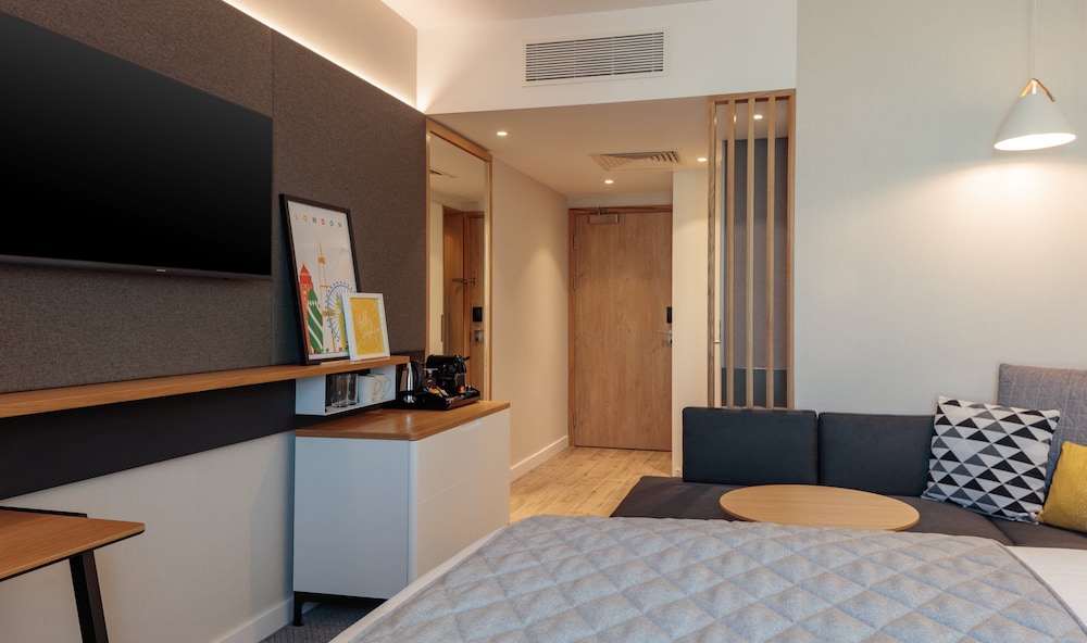 Holiday Inn London - Heathrow Bath Road 11/76