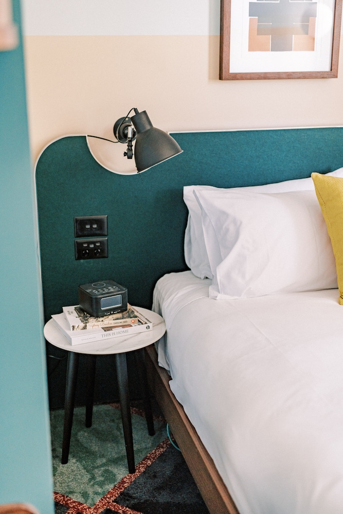 HOTEL STEYNE 25/50