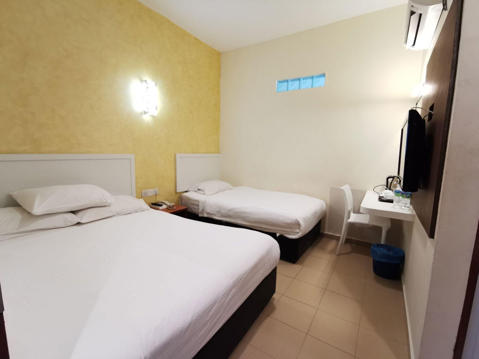 Room, Triple, No Window