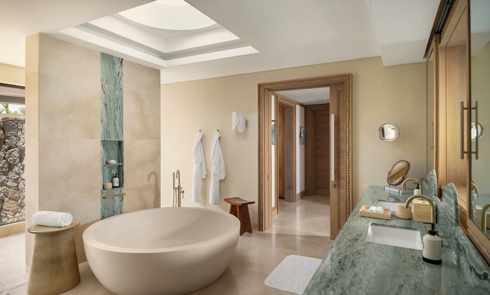 3 Bedrooms, Royal, 2 King Beds, 2 Queen Beds, Four Seasons Resort Mauritius at Anahita 5/10