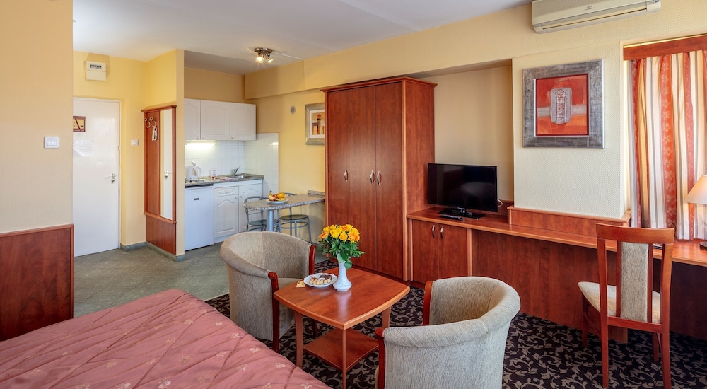 Hotel Charles 45/67