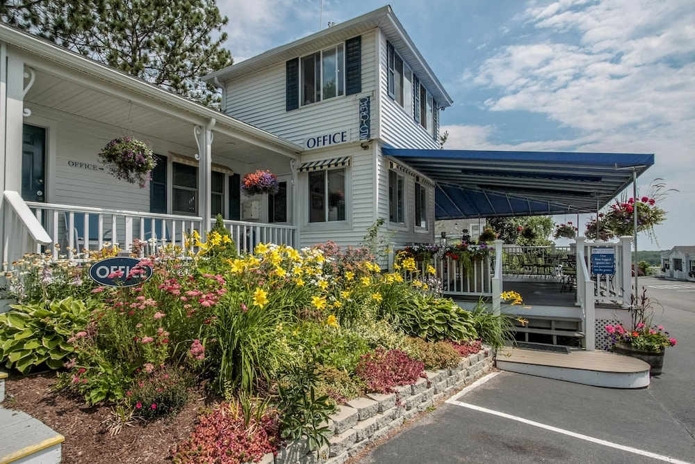 Glen Cove Inn and Suites 31/50