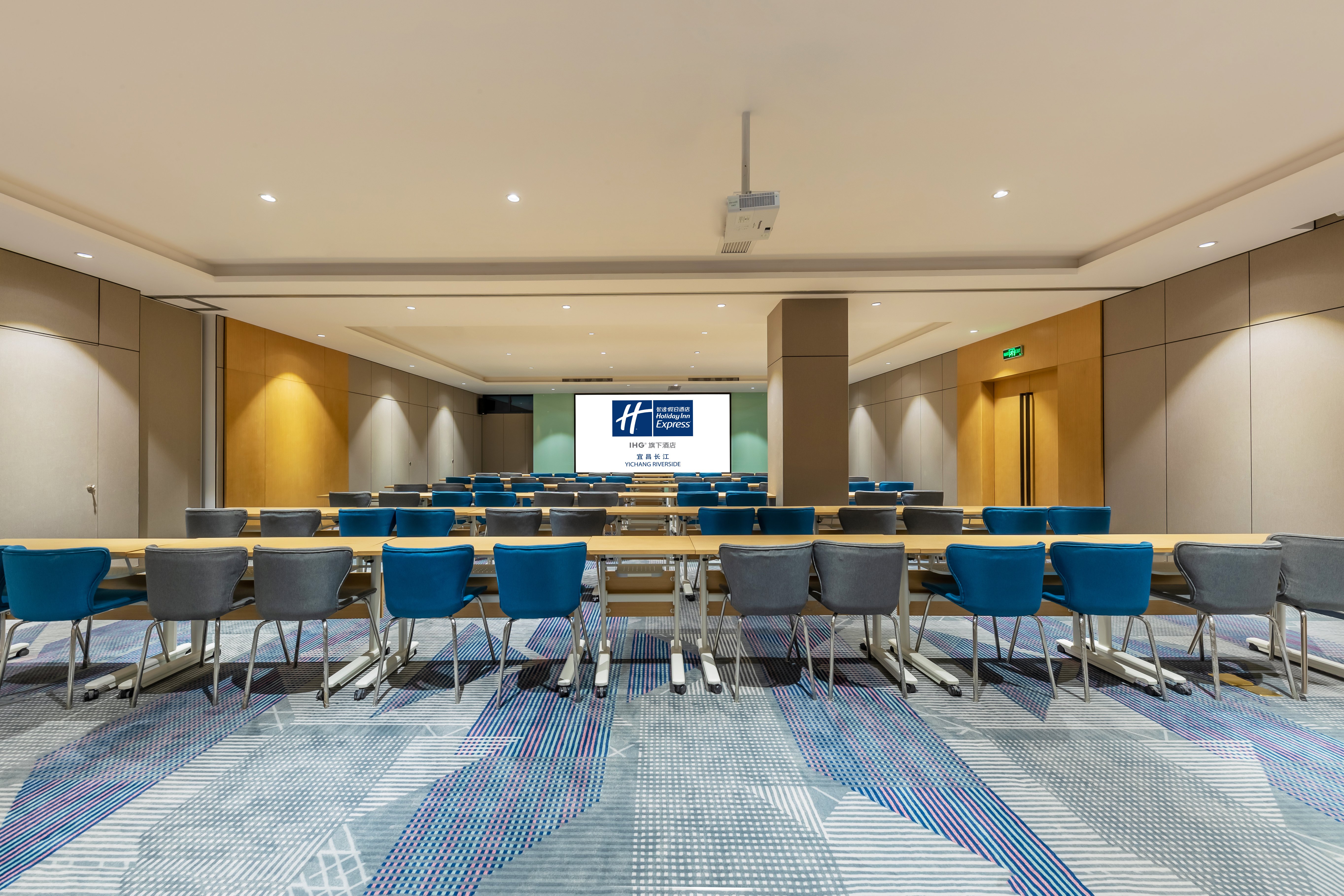 Holiday Inn Express Yichang Riverside 71/81