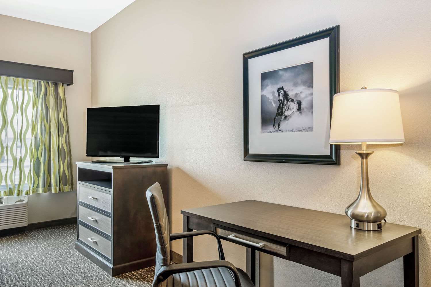 La Quinta Inn & Suites by Wyndham Kearney 38/45