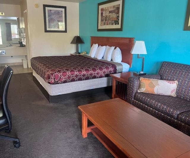 استوديو بسرير كينج، Claridge Inn 7/10