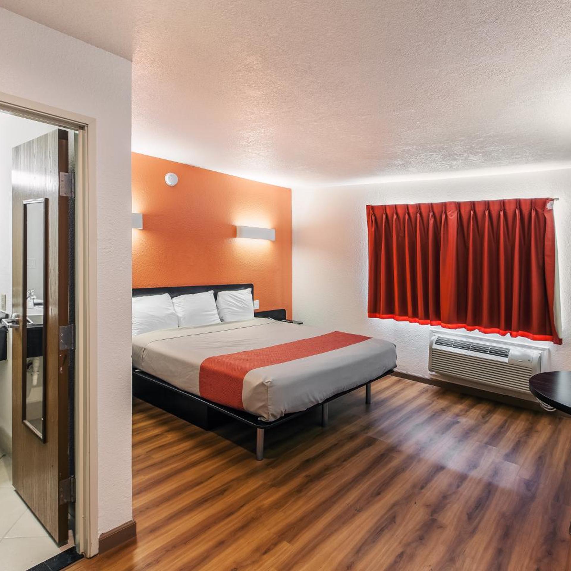 ROOM, QUEEN BED, SMOKING